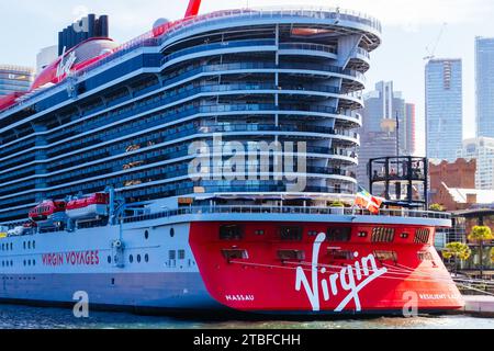 Sydney, New South Wales, Australien. Dezember 2023. SYDNEY, AUSTRALIEN – 05. DEZEMBER: Virgin Voyages' Resilient Lady liegt am 5. Dezember 2023 im Overseas Passenger Terminal am Circular Quay (Foto: © Chris Putnam/ZUMA Press Wire) NUR ZUR REDAKTIONELLEN VERWENDUNG! Nicht für kommerzielle ZWECKE! Stockfoto