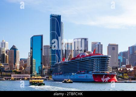 Sydney, New South Wales, Australien. Dezember 2023. SYDNEY, AUSTRALIEN – 05. DEZEMBER: Virgin Voyages' Resilient Lady liegt am 5. Dezember 2023 im Overseas Passenger Terminal am Circular Quay (Foto: © Chris Putnam/ZUMA Press Wire) NUR ZUR REDAKTIONELLEN VERWENDUNG! Nicht für kommerzielle ZWECKE! Stockfoto