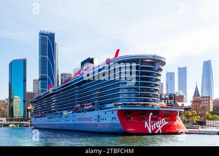 Sydney, New South Wales, Australien. Dezember 2023. SYDNEY, AUSTRALIEN – 05. DEZEMBER: Virgin Voyages' Resilient Lady liegt am 5. Dezember 2023 im Overseas Passenger Terminal am Circular Quay (Foto: © Chris Putnam/ZUMA Press Wire) NUR ZUR REDAKTIONELLEN VERWENDUNG! Nicht für kommerzielle ZWECKE! Stockfoto