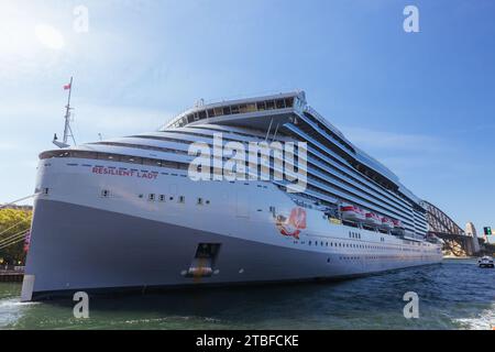 Sydney, New South Wales, Australien. Dezember 2023. SYDNEY, AUSTRALIEN – 05. DEZEMBER: Virgin Voyages' Resilient Lady liegt am 5. Dezember 2023 im Overseas Passenger Terminal am Circular Quay (Foto: © Chris Putnam/ZUMA Press Wire) NUR ZUR REDAKTIONELLEN VERWENDUNG! Nicht für kommerzielle ZWECKE! Stockfoto