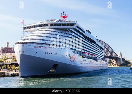 Sydney, New South Wales, Australien. Dezember 2023. SYDNEY, AUSTRALIEN – 05. DEZEMBER: Virgin Voyages' Resilient Lady liegt am 5. Dezember 2023 im Overseas Passenger Terminal am Circular Quay (Foto: © Chris Putnam/ZUMA Press Wire) NUR ZUR REDAKTIONELLEN VERWENDUNG! Nicht für kommerzielle ZWECKE! Stockfoto