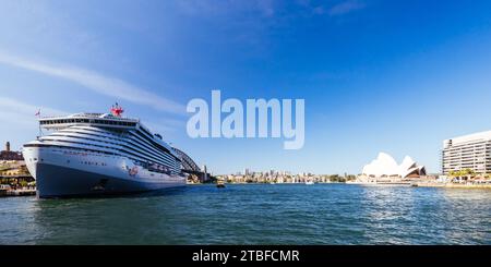 Sydney, New South Wales, Australien. Dezember 2023. SYDNEY, AUSTRALIEN – 05. DEZEMBER: Virgin Voyages' Resilient Lady liegt am 5. Dezember 2023 im Overseas Passenger Terminal am Circular Quay (Foto: © Chris Putnam/ZUMA Press Wire) NUR ZUR REDAKTIONELLEN VERWENDUNG! Nicht für kommerzielle ZWECKE! Stockfoto