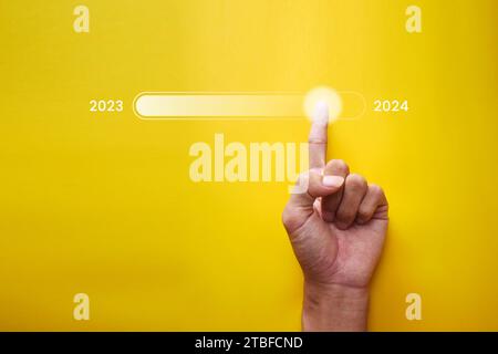 Futuristisches Laden von 2023 bis 2024 Business-Banner auf gelbem Hintergrund. Planung, Neujahrsziele, Vision-Konzept. Stockfoto