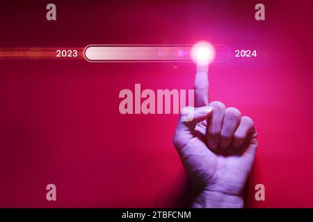 Hand mit Fortschrittsanzeige mit Silvester-Download. Das Laden von Animationsbildschirmen mit funkelnden Sternen erreicht fast 2024. Stockfoto