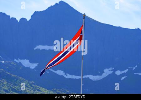 Malerischer Blick auf die norwegische Flagge gegen die majestätische Bergkette Stockfoto