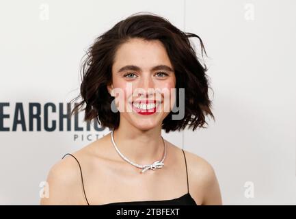 New York, Usa. Dezember 2023. Margaret Qualley kommt auf dem roten Teppich bei der „Poor Things“-Premiere im DGA Theater am 6. Dezember 2023 in New York City an. Foto: John Angelillo/UPI Credit: UPI/Alamy Live News Stockfoto