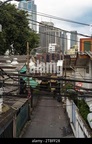 Bangkok, Thailand - 5. November 2023: Elektrische Leitungen und Straßenstil in Bangkok Stockfoto