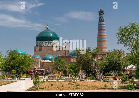 26. JUNI 2023, CHIWA, USBEKISTAN: Blick auf den Islam Choja Minaret in Chiwa, Usbekistan. Blauer Himmel mit Kopierraum für Text Stockfoto