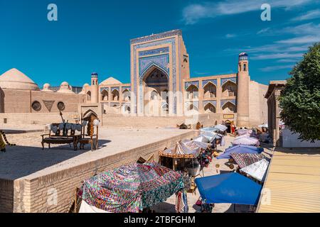 26. JUNI 2023, CHIWA, USBEKISTAN: Die Kutlimurodinok Madrasah neben dem Islam Hoja Minaret in der Festung Ichon-Qala, der Altstadt von Chiwa (XIVa), UZB Stockfoto