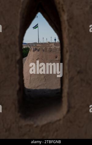 Stadtmauer von Itchan Kala. Itchan oder Ichan Kala ist eine alte ummauerte Innenstadt der Stadt Chiwa in Usbekistan. Stockfoto