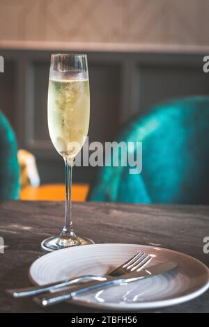 Ein Glas Sekt Prosecco serviert in einem hohen Flötenglas Stockfoto