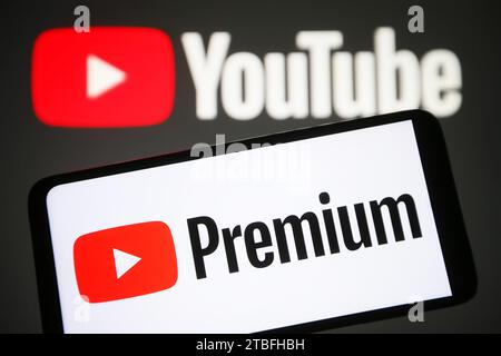 Ukraine. Dezember 2023. In dieser Abbildung ist das YouTube Premium Logo auf einem Smartphone-Bildschirm zu sehen. Quelle: SOPA Images Limited/Alamy Live News Stockfoto