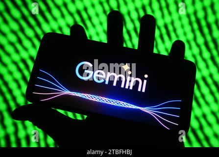 Ukraine. Dezember 2023. In dieser Abbildung ist das Google Gemini AI-Logo auf einem Smartphone-Bildschirm zu sehen. Google führt sein Modell der künstlichen Intelligenz (KI) Gemini ein. Quelle: SOPA Images Limited/Alamy Live News Stockfoto