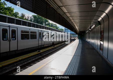 Wien, Österreich - 17. Juni 2023: Blick auf die U-Bahn-Station Hietzing in Wien Stockfoto
