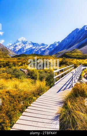 Boardwalk-Pfad im Hooker Valley in Neuseeland zum majestätischen Mt Cook Peak. Stockfoto