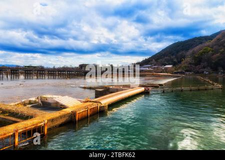 Staudamm des Fischereimanagements am Fluss Katsura im Gebiet Arashiyama in der historischen japanischen Stadt Kyoto. Stockfoto
