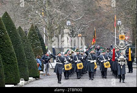 Berlin, Deutschland. Dezember 2023. Das Bundeswehr-Musikkorps marschiert zum Schloss Bellevue, um das belgische Königspaar zu begrüßen. Quelle: Jens Kalaene/dpa/Alamy Live News Stockfoto
