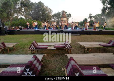 CHIANGMAI - 28. NOVEMBER 2023: Wiang Kum kam ist eine alte verlorene Stadt in der Nacht in Chiang Mai, Thailand. Stockfoto