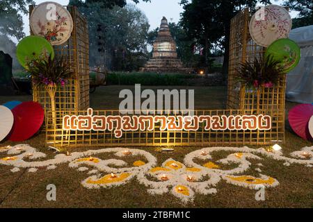 CHIANGMAI - 28. NOVEMBER 2023: Wiang Kum kam ist eine alte verlorene Stadt in der Nacht in Chiang Mai, Thailand. Stockfoto