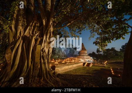 CHIANGMAI - 28. NOVEMBER 2023: Wiang Kum kam ist eine alte verlorene Stadt in der Nacht in Chiang Mai, Thailand. Stockfoto