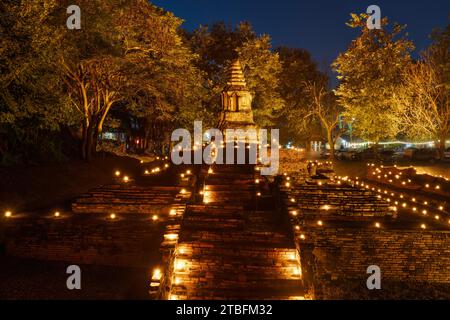 CHIANGMAI - 28. NOVEMBER 2023: Wiang Kum kam ist eine alte verlorene Stadt in der Nacht in Chiang Mai, Thailand. Stockfoto