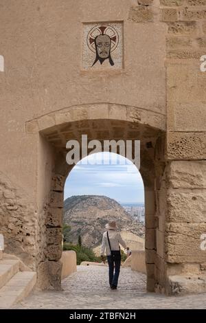 Ein Bogen vom Schloss Santa Barbara in Alicante, Spanien Stockfoto