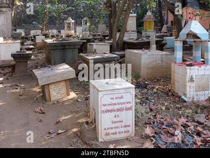 Gräber von Sadhus oder heiligen Männern aus der Goswami-Sekte des Hinduismus; auf Dashnami Goswami Akhara, einem Friedhof in Walkeshwar, Mumbai, Maharashtra, Indien Stockfoto