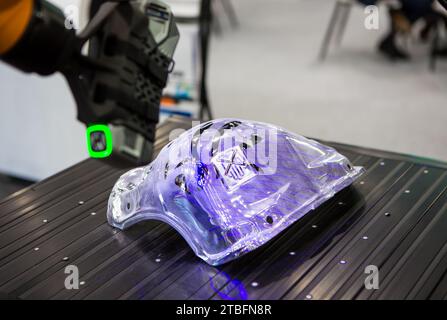 Automatisierte 3D-Messung. Roboter führt 3D-Scan am Werkstück durch. Industrielle Fertigung. Stockfoto