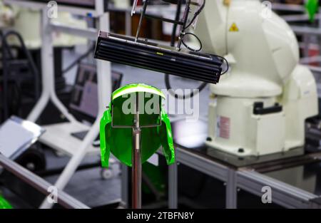 Automatisierte Roboterprüfung von Motorradteilen. Automobilindustrie Stockfoto