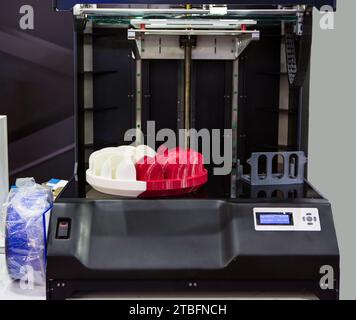 Turbinenmodelle, die auf einer dreidimensionalen Druckmaschine gedruckt werden. 3D-Drucker. Stockfoto