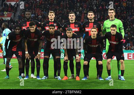 Teamfoto Bayer 04 Leverkusen vor dem DFB Pokal Achtelfinale gegen den SC Paderborn 07. Hintere Reihe v.l.n.r.: Victor Boniface, Josip Stanisic, Granit Xhaka, Robert Andrich, Torhueter Matej Kovar. Vordere Reihe v.l.n.r.: JEREMIE Frimpong, Piero Hincapie, Amine Adli, Ezequiel Palacios, Alejandro Grimaldo, Florian Wirtz ( alle Bayer 04 Leverkusen ). Deutschland, Bayer 04 Leverkusen vs. SC Paderborn 07, Fussball, DFB Pokal Achtelfinale, Spielzeit 2023/2024, 06.12.2023 DFL-VORSCHRIFTEN VERBIETEN JEDE VERWENDUNG VON FOTOGRAFIEN ALS BILDSEQUENZEN UND/ODER QUASI-VIDEO Foto: Eibner-Pressefoto/Thomas Thienel Stockfoto