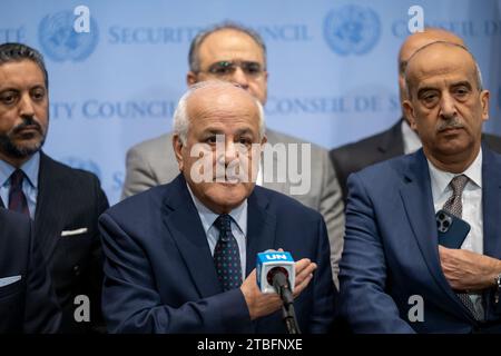 New York, USA. Dezember 2023. (Riyad Mansour (Front), Palästinas Botschafter bei den Vereinten Nationen, spricht bei einer Pressekonferenz im UN-Hauptquartier in New York am 6. Dezember 2023. Die Arabische Gruppe bei den Vereinten Nationen hat den Ankläger des Internationalen Strafgerichtshofs Karim Khan gebeten, so bald wie möglich Gaza zu besuchen, sagte Riyad Mansour, Palästinas Botschafter bei den Vereinten Nationen, am Mittwoch. Quelle: Xinhua/Alamy Live News Stockfoto