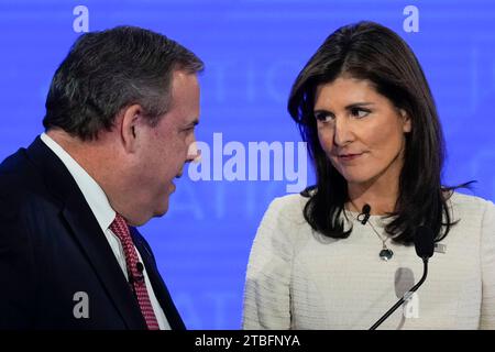 Republikanische Präsidentschaftskandidaten, ehemaliger Gouverneur von New Jersey Chris Christie, links, im Gespräch mit dem ehemaligen UN-Botschafter Nikki Haley, rechts, während einer Werbepause bei einer von NewsNation am Mittwoch, 6. Dezember 2023 veranstalteten republikanischen Präsidentschaftsdebatte in der Moody Music Hall der University of Alabama in Tuscaloosa, Ala. (AP Photo/Gerald Herbert) Stockfoto