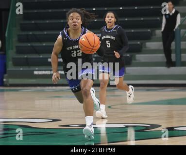 New Orleans, USA. Dezember 2023. Während eines Basketballspiels für Frauen in der Fogleman Arena in New Orleans, Louisiana, am Mittwoch, den 6. Dezember 2023. (Foto: Peter G. Forest/SIPA USA) Credit: SIPA USA/Alamy Live News Stockfoto