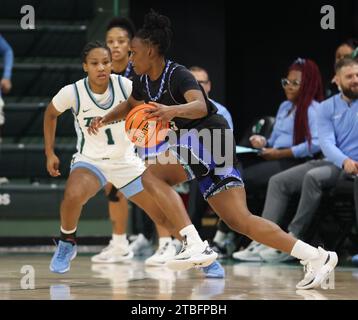 New Orleans, USA. Dezember 2023. Während eines Basketballspiels für Frauen in der Fogleman Arena in New Orleans, Louisiana, am Mittwoch, den 6. Dezember 2023. (Foto: Peter G. Forest/SIPA USA) Credit: SIPA USA/Alamy Live News Stockfoto