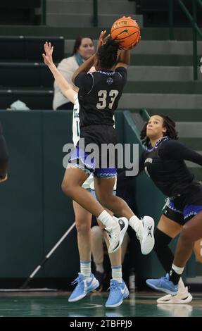 New Orleans, USA. Dezember 2023. Während eines Basketballspiels für Frauen in der Fogleman Arena in New Orleans, Louisiana, am Mittwoch, den 6. Dezember 2023. (Foto: Peter G. Forest/SIPA USA) Credit: SIPA USA/Alamy Live News Stockfoto