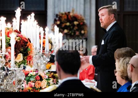 Amsterdam, Niederlande. Dezember 2023. AMSTERDAM - König Willem-Alexander und Königin Maxima von den Niederlanden empfangen am 6. Dezember 2023 im Königspalast in Amsterdam Vertreter internationaler Organisationen mit Sitz in den Niederlanden. Quelle: Patrick van Katwijk/Pool/Ramon van Flymen/dpa/Alamy Live News Stockfoto