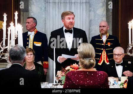 Amsterdam, Niederlande. Dezember 2023. AMSTERDAM - König Willem-Alexander und Königin Maxima von den Niederlanden empfangen am 6. Dezember 2023 im Königspalast in Amsterdam Vertreter internationaler Organisationen mit Sitz in den Niederlanden. Quelle: Patrick van Katwijk/Pool/Ramon van Flymen/dpa/Alamy Live News Stockfoto