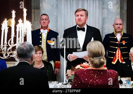 Amsterdam, Niederlande. Dezember 2023. AMSTERDAM - König Willem-Alexander und Königin Maxima von den Niederlanden empfangen am 6. Dezember 2023 im Königspalast in Amsterdam Vertreter internationaler Organisationen mit Sitz in den Niederlanden. Quelle: Patrick van Katwijk/Pool/Ramon van Flymen/dpa/Alamy Live News Stockfoto