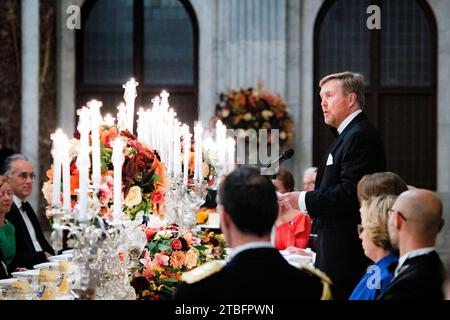 Amsterdam, Niederlande. Dezember 2023. AMSTERDAM - König Willem-Alexander und Königin Maxima von den Niederlanden empfangen am 6. Dezember 2023 im Königspalast in Amsterdam Vertreter internationaler Organisationen mit Sitz in den Niederlanden. Quelle: Patrick van Katwijk/Pool/Ramon van Flymen/dpa/Alamy Live News Stockfoto