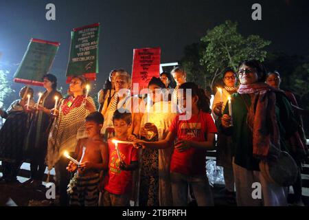 Dhaka, Bangladesch. Dezember 2023. Sozialaktivisten halten Kerzen, als sie gegen die Tötung von Frauen und Kindern in Gaza durch israelische Angriffe am 6. Dezember 2023 in Dhaka, Bangladesch, protestieren. Foto Habibur Rahman/ABACAPRESS.COM Credit: Abaca Press/Alamy Live News Stockfoto