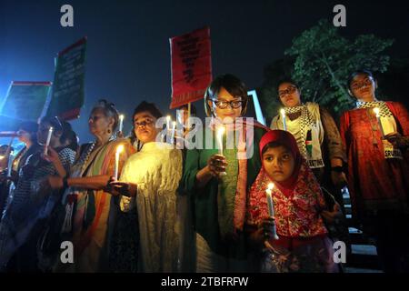 Dhaka, Bangladesch. Dezember 2023. Sozialaktivisten halten Kerzen, als sie gegen die Tötung von Frauen und Kindern in Gaza durch israelische Angriffe am 6. Dezember 2023 in Dhaka, Bangladesch, protestieren. Foto Habibur Rahman/ABACAPRESS.COM Credit: Abaca Press/Alamy Live News Stockfoto