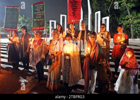 Dhaka, Bangladesch. Dezember 2023. Sozialaktivisten halten Kerzen, als sie gegen die Tötung von Frauen und Kindern in Gaza durch israelische Angriffe am 6. Dezember 2023 in Dhaka, Bangladesch, protestieren. Foto Habibur Rahman/ABACAPRESS.COM Credit: Abaca Press/Alamy Live News Stockfoto