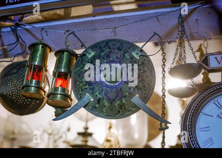 Kupfer- und Messinggegenstände, die von Königen und Bürgern in Sri Lanka vor der Unabhängigkeit verwendet wurden. Diese Kupfer- und Messingmetallprodukte sind mehr als 100 Stockfoto