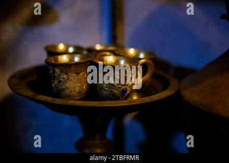 Kupfer- und Messinggegenstände, die von Königen und Bürgern in Sri Lanka vor der Unabhängigkeit verwendet wurden. Diese Kupfer- und Messingmetallprodukte sind mehr als 100 Stockfoto