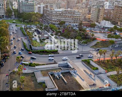 Eine Luftperspektive fängt den dynamischen Verkehr und die Stadtgestaltung von Catania am Ende des Tages ein. Zeigt die Mischung aus Fahrzeugbewegung und e Stockfoto