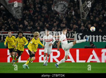 Stuttgart, Deutschland. Dezember 2023. Waldemar Anton VfB Stuttgart (02) am Ball DFB Pokal VfB Stuttgart vs Borussia Dortmund BVB 06.12.2023 DFL-VORSCHRIFTEN VERBIETEN JEDE VERWENDUNG VON FOTOGRAFIEN ALS BILDSEQUENZEN UND/ODER QUASI-VIDEO/dpa/Alamy Live News Stockfoto