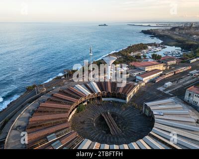 Dieses Luftbild zeigt „La Rotonda“, den historischen Rundbahnhof in Catania, und zeigt seine einzigartige Architektur gegen die Sizilien Stockfoto