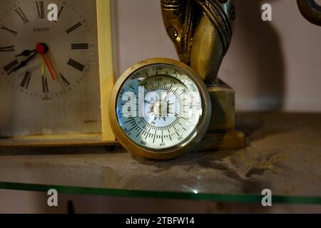 Kupfer- und Messinggegenstände, die von Königen und Bürgern in Sri Lanka vor der Unabhängigkeit verwendet wurden. Diese Kupfer- und Messingmetallprodukte sind mehr als 100 Stockfoto