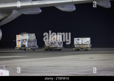 Oostende, Belgien. Dezember 2023. Die Abbildung zeigt den Abflug eines Flugzeugs mit humanitären Hilfsgütern für den Gazastreifen vom Regionalflughafen Oostende am Donnerstag, den 07. Dezember 2023. Das Flugzeug bringt die Güter nach Ägypten, von wo aus LKWs die Hilfe nach Gaza fahren. BELGA FOTO KURT DESPLENTER Credit: Belga Nachrichtenagentur/Alamy Live News Stockfoto